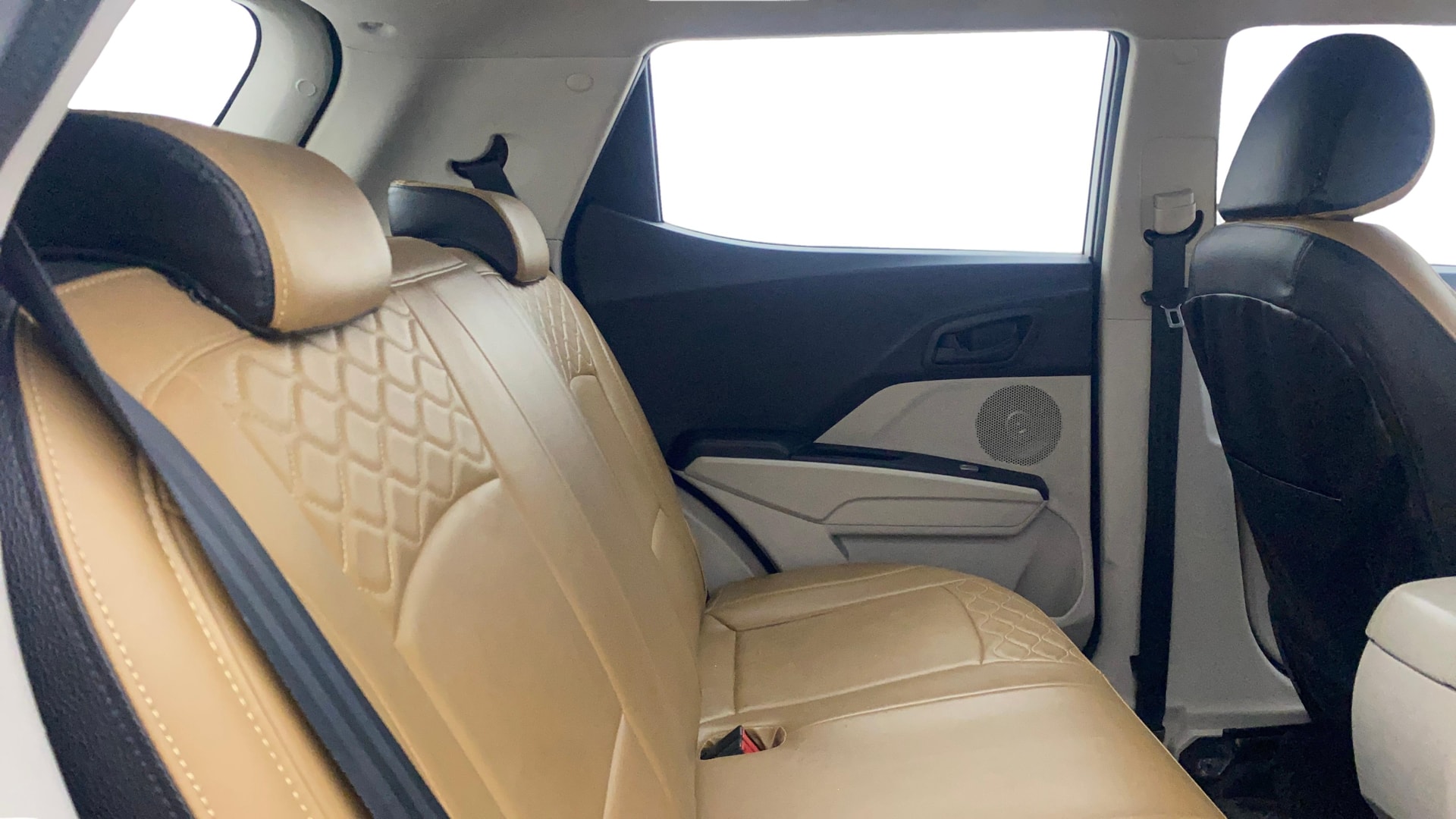 View 2019 Mahindra XUV300 W4 Petrol BS IV Image 29 Used 2019 Mahindra XUV300 W4 Petrol BS IV Image 29