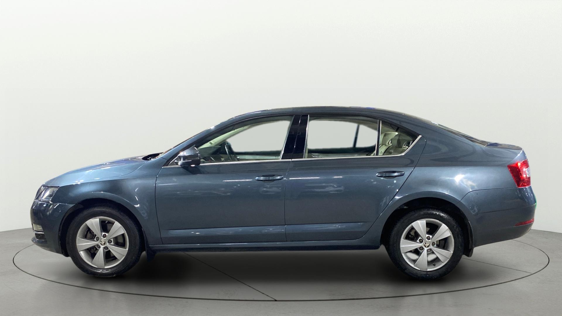 View 2019 Skoda Octavia 2.0 Style TDI CR AT Image 6 Used 2019 Skoda Octavia 2.0 Style TDI CR AT Image 6