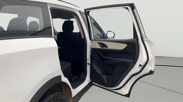 View Mahindra XUV700 Image 8 Used Mahindra XUV700 Image 8