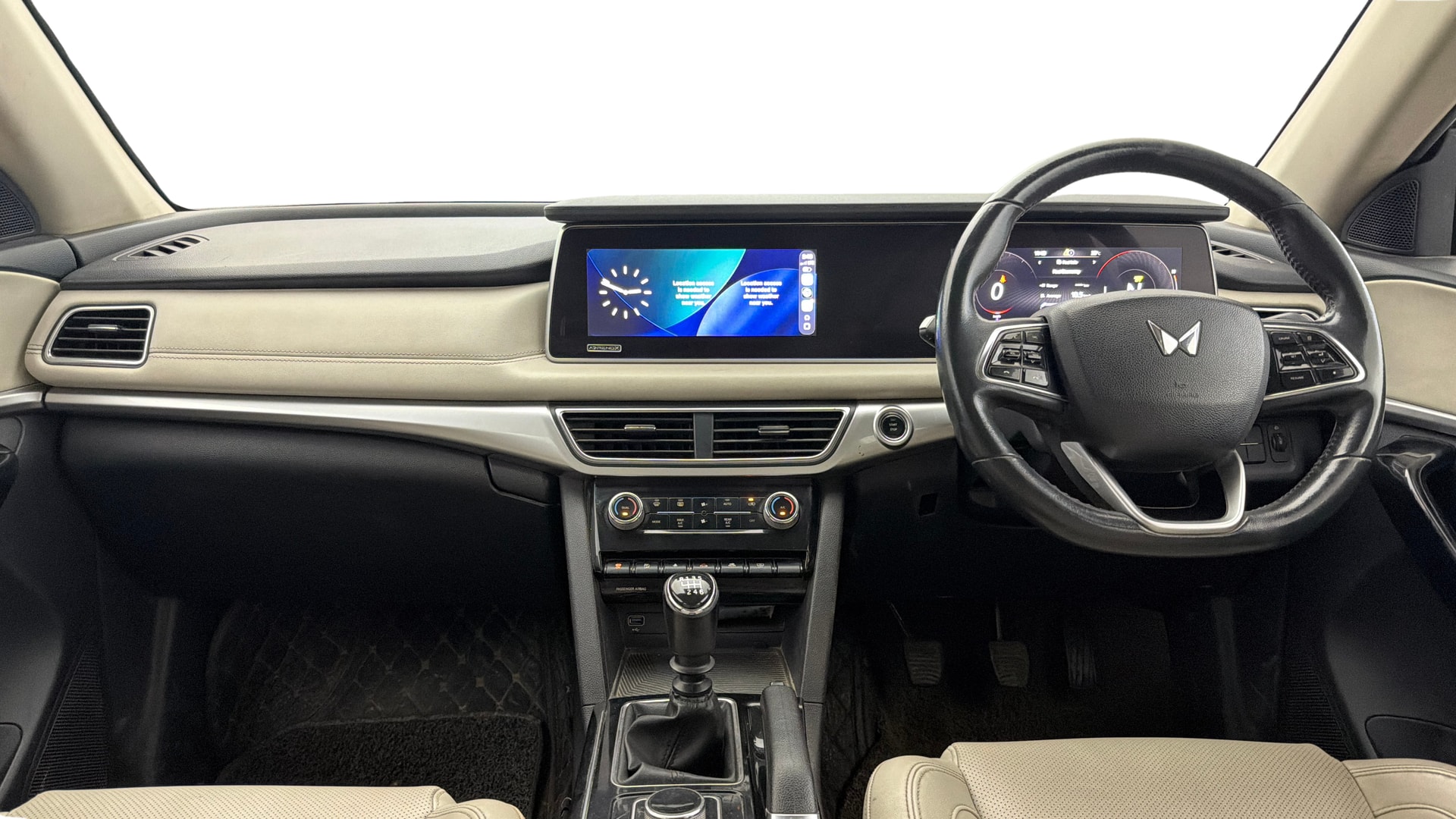 View 2022 Mahindra XUV700 MX Petrol 5 STR Image 32 Used 2022 Mahindra XUV700 MX Petrol 5 STR Image 32