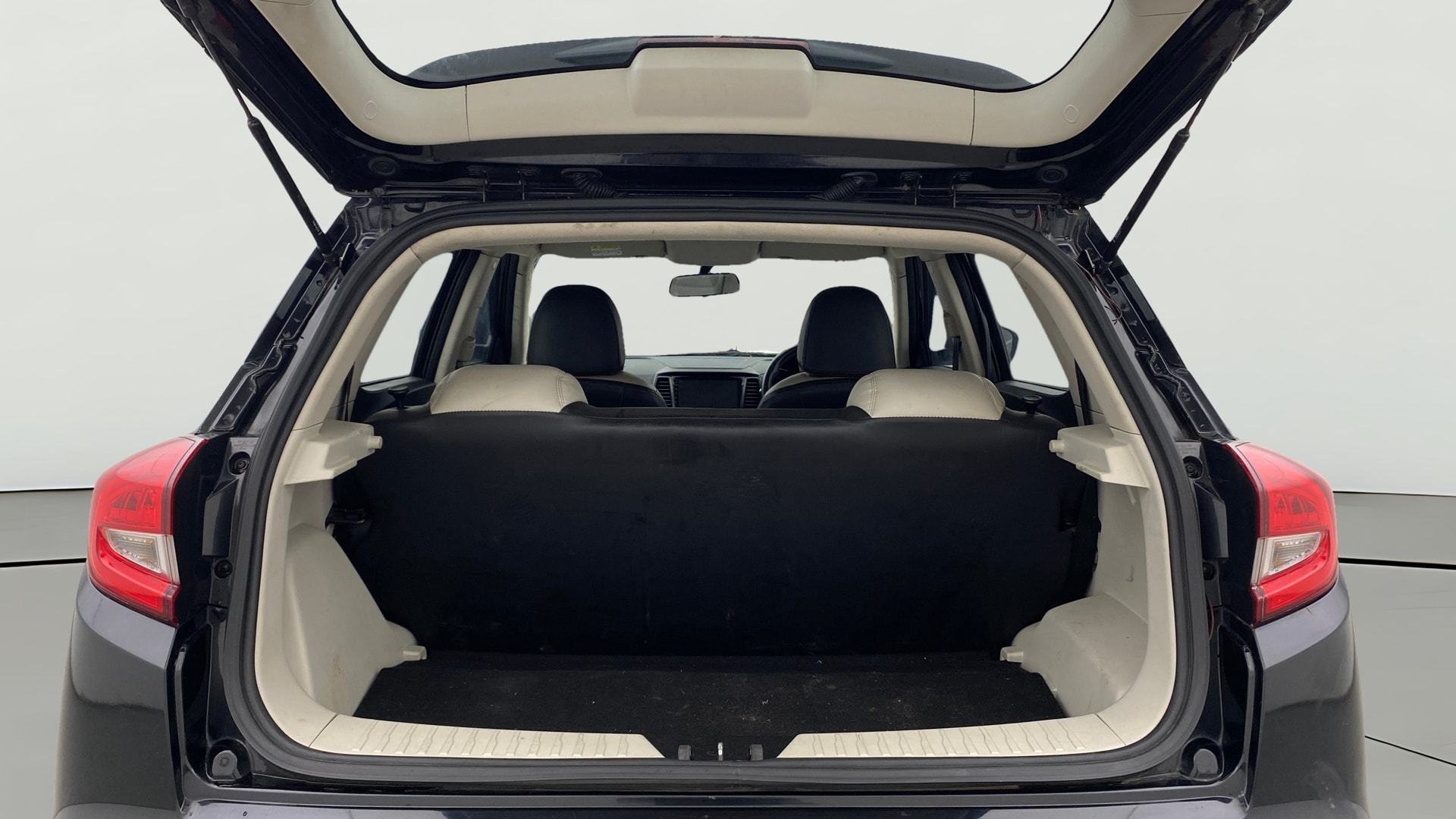 View 2022 Mahindra XUV300 W4 Petrol BS IV Image 37 Used 2022 Mahindra XUV300 W4 Petrol BS IV Image 37