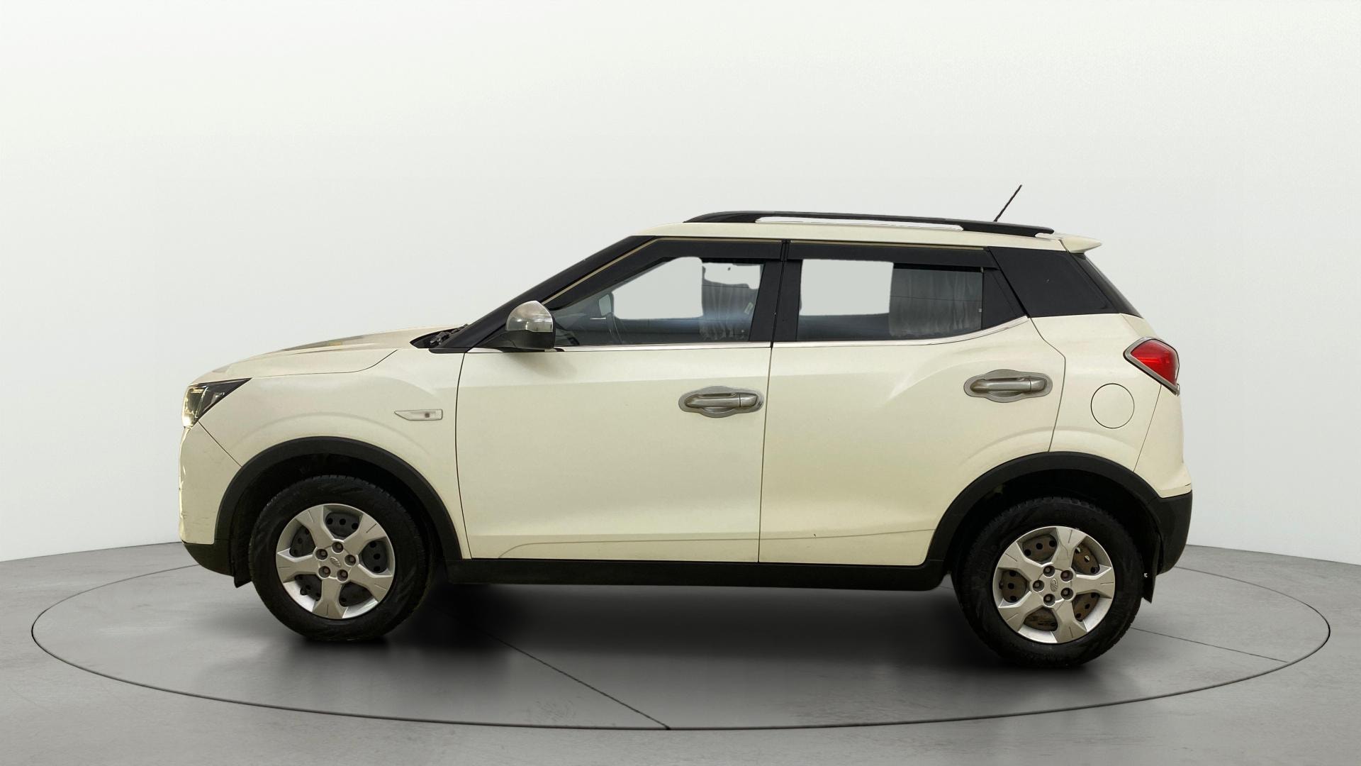 View 2022 Mahindra XUV300 W4 Petrol BS IV Image 5 Used 2022 Mahindra XUV300 W4 Petrol BS IV Image 5