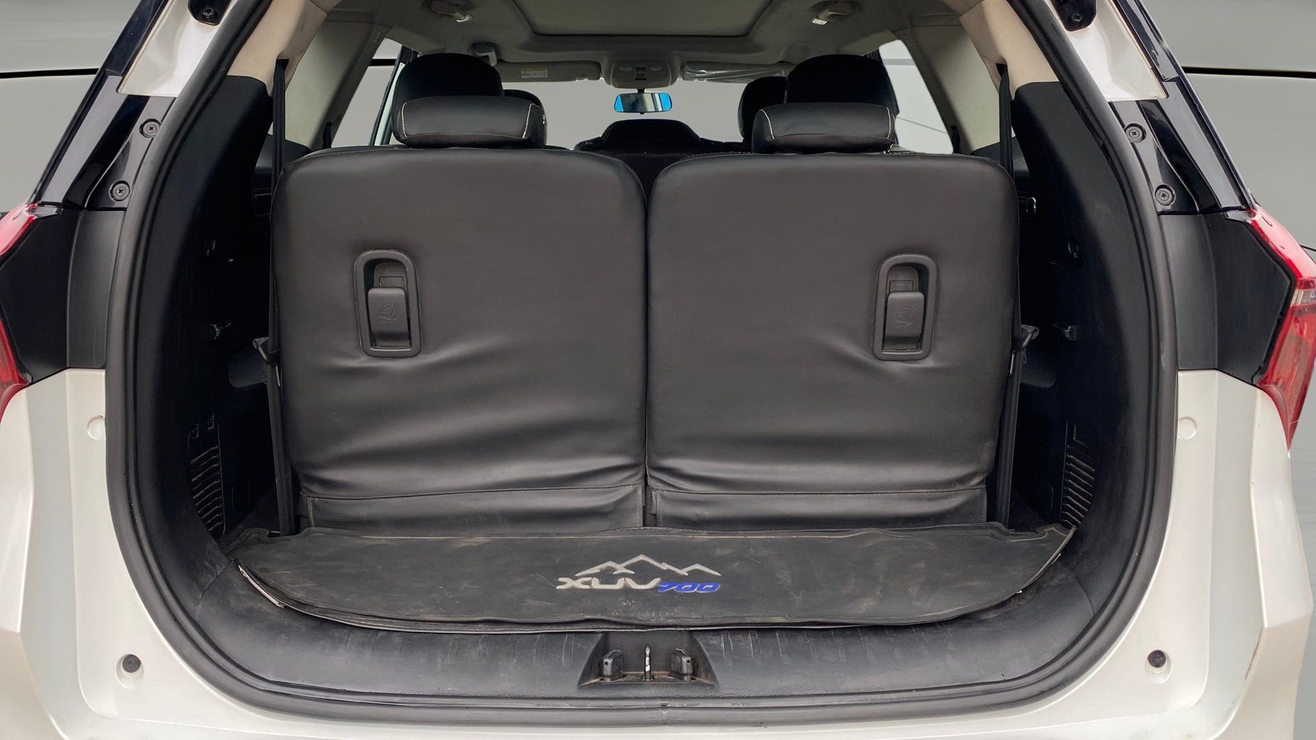 View 2022 Mahindra XUV700 MX Petrol 5 STR Image 38 Used 2022 Mahindra XUV700 MX Petrol 5 STR Image 38