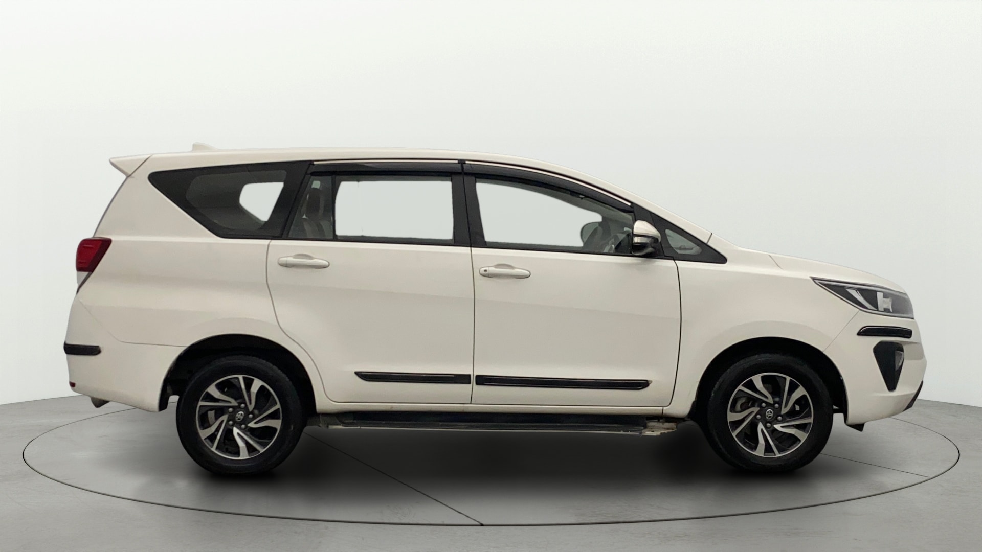 View 2021 Toyota Innova Crysta 2.4 G MT 7-Seater BS IV Image 8 Used 2021 Toyota Innova Crysta 2.4 G MT 7-Seater BS IV Image 8
