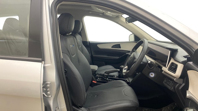 View Mahindra XUV700 Image 19 Used Mahindra XUV700 Image 19