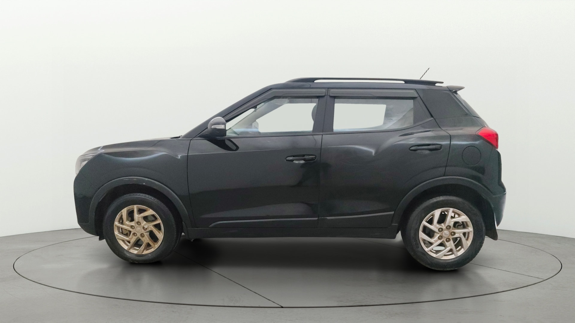 View 2022 Mahindra XUV300 W4 Petrol BS IV Image 6 Used 2022 Mahindra XUV300 W4 Petrol BS IV Image 6