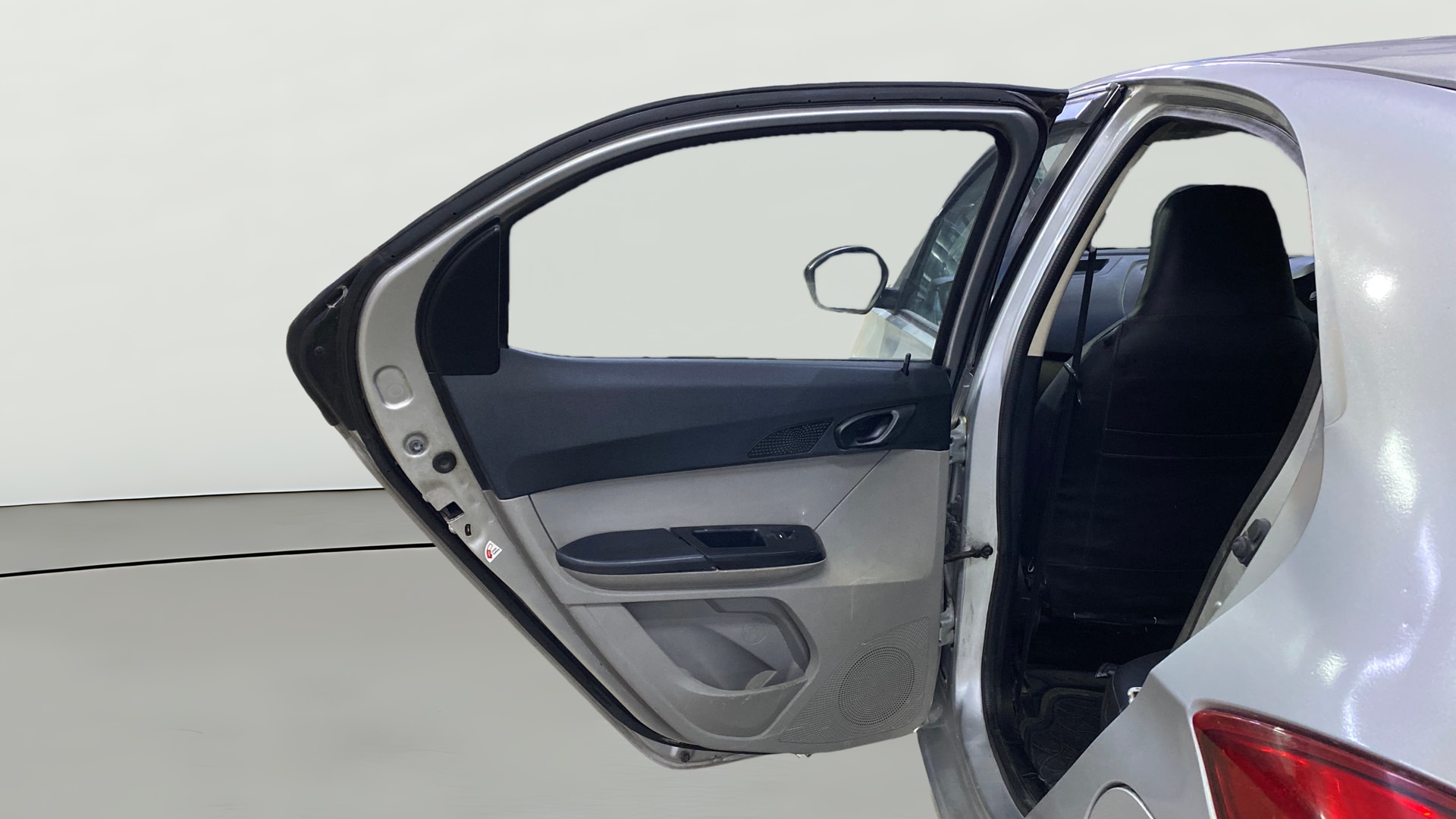 View 2016 Tata Tiago Revotorq XB Image 16 Used 2016 Tata Tiago Revotorq XB Image 16
