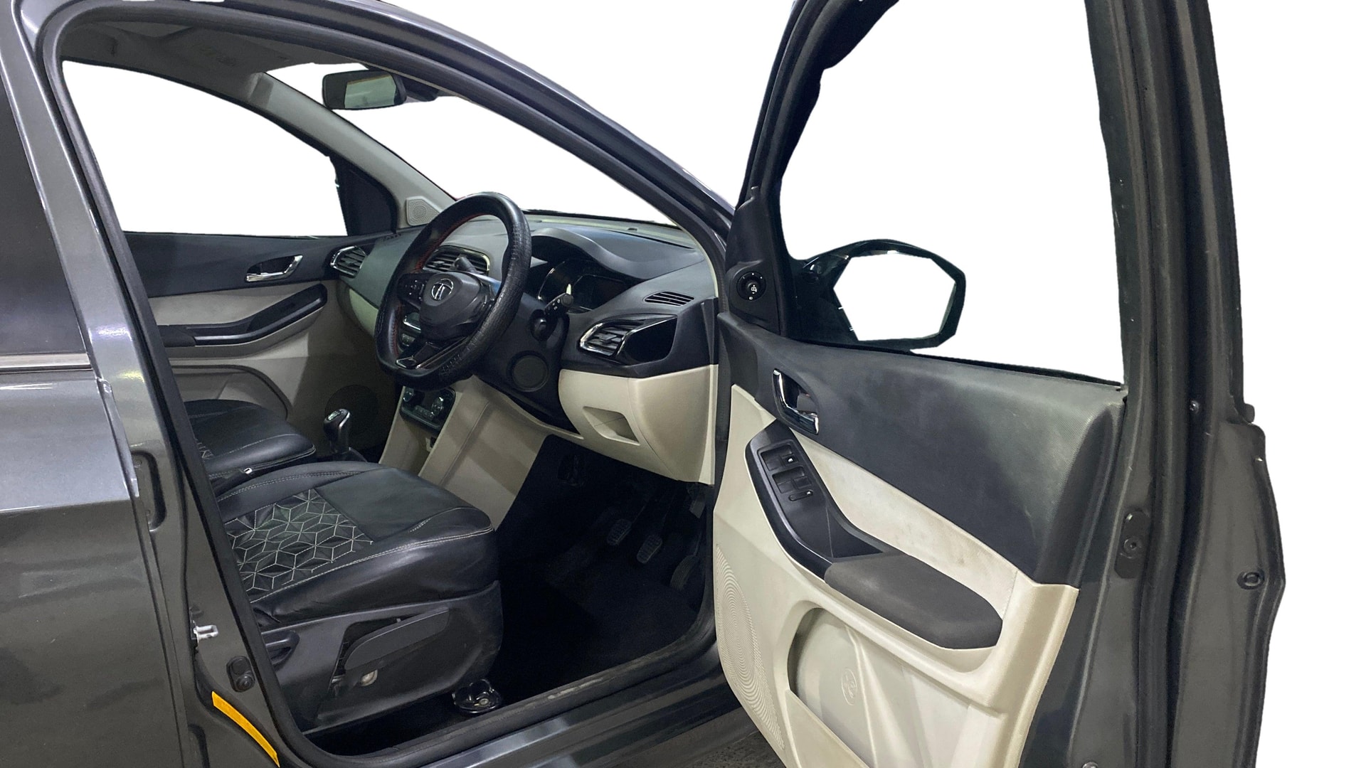 View 2023 Tata Tigor XE Diesel Image 17 Used 2023 Tata Tigor XE Diesel Image 17
