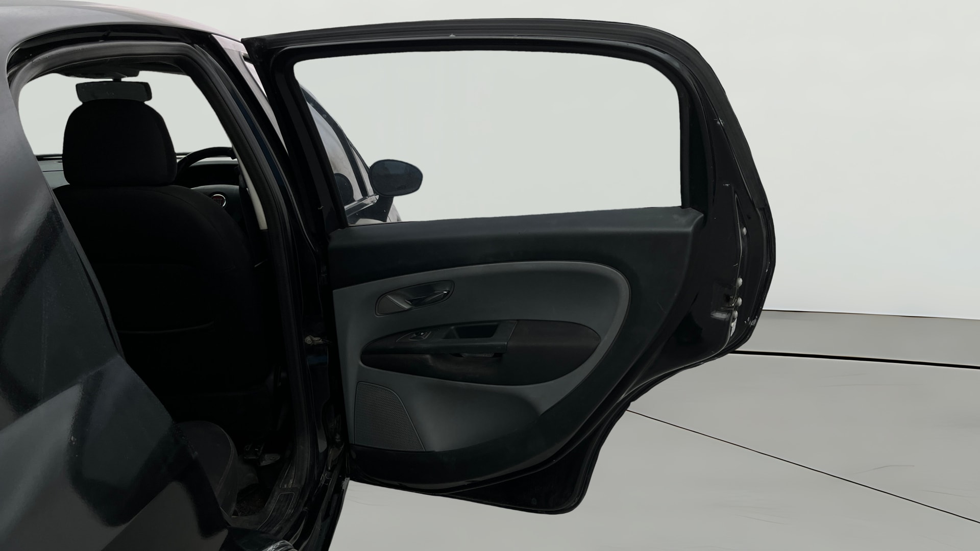 View 2013 Fiat Grande Punto 1.3 Emotion Pack 90 HP Image 7 Used 2013 Fiat Grande Punto 1.3 Emotion Pack 90 HP Image 7