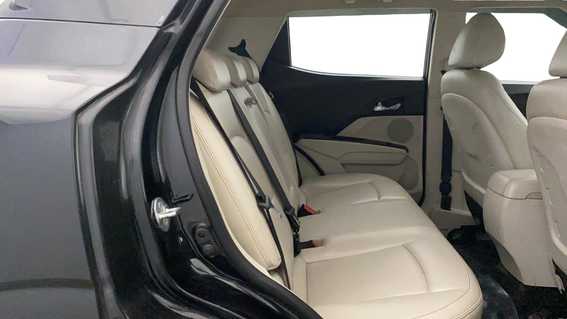 View 2019 Mahindra XUV300 W4 Petrol BS IV Image 10 Used 2019 Mahindra XUV300 W4 Petrol BS IV Image 10