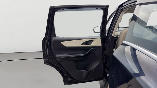 View Mahindra XUV700 Image 15 Used Mahindra XUV700 Image 15