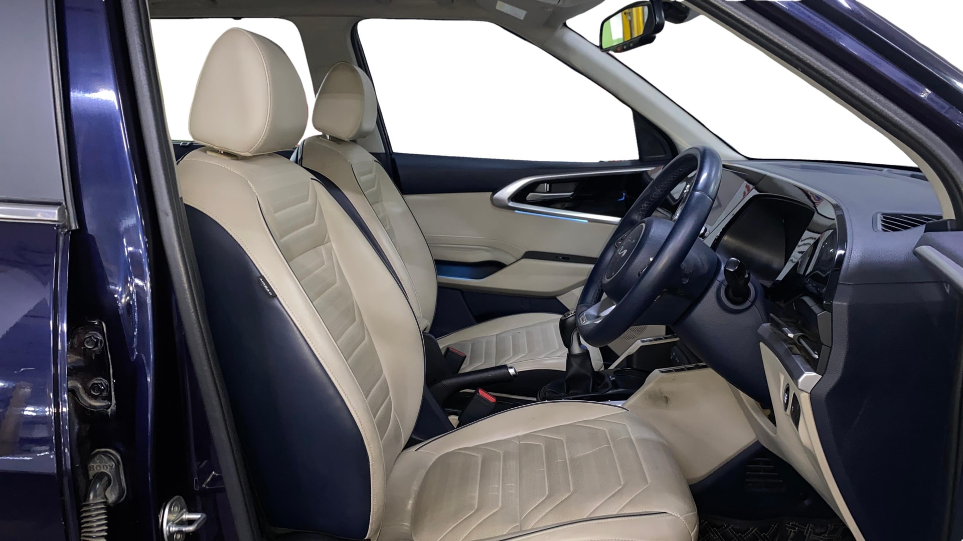 View 2022 Kia Carens Luxury Plus 1.4 Petrol 7 STR Image 19 Used 2022 Kia Carens Luxury Plus 1.4 Petrol 7 STR Image 19