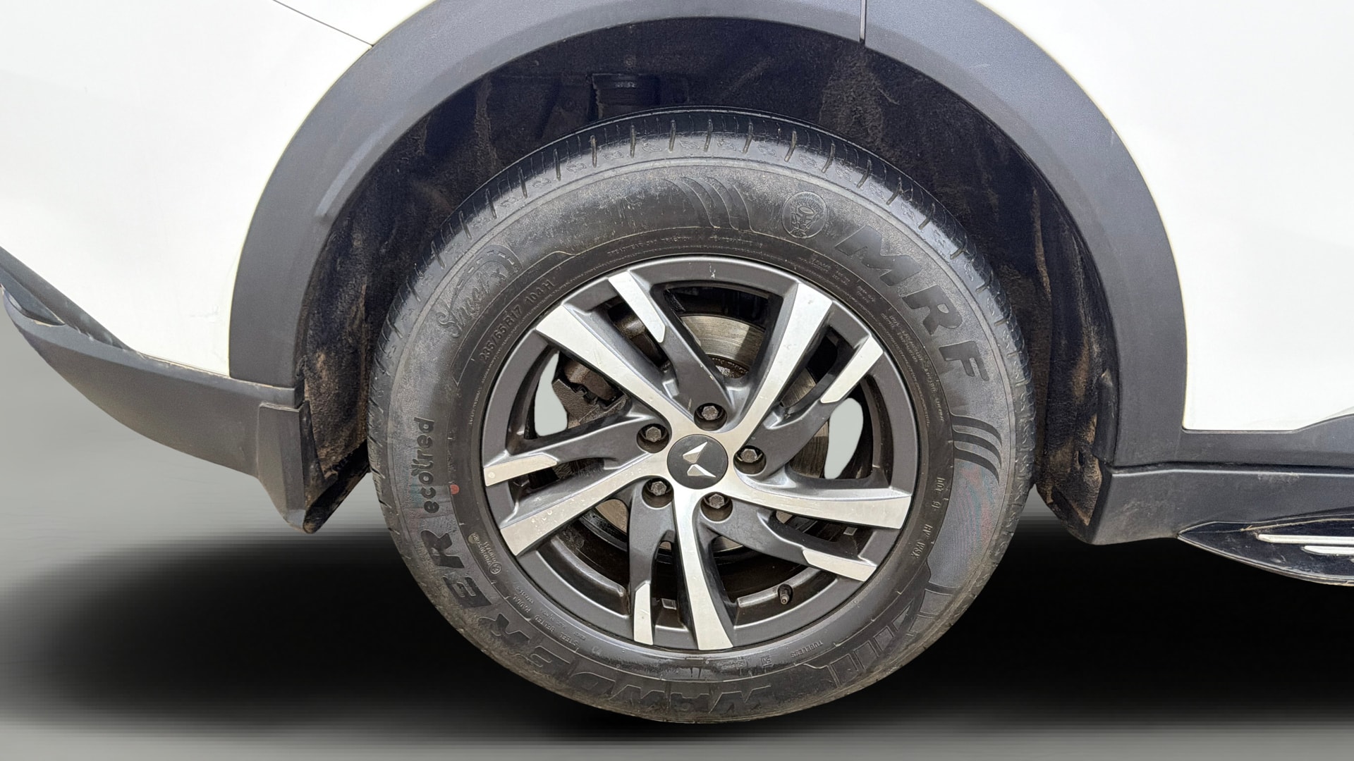 View 2022 Mahindra XUV700 MX Petrol 5 STR Image 25 Used 2022 Mahindra XUV700 MX Petrol 5 STR Image 25
