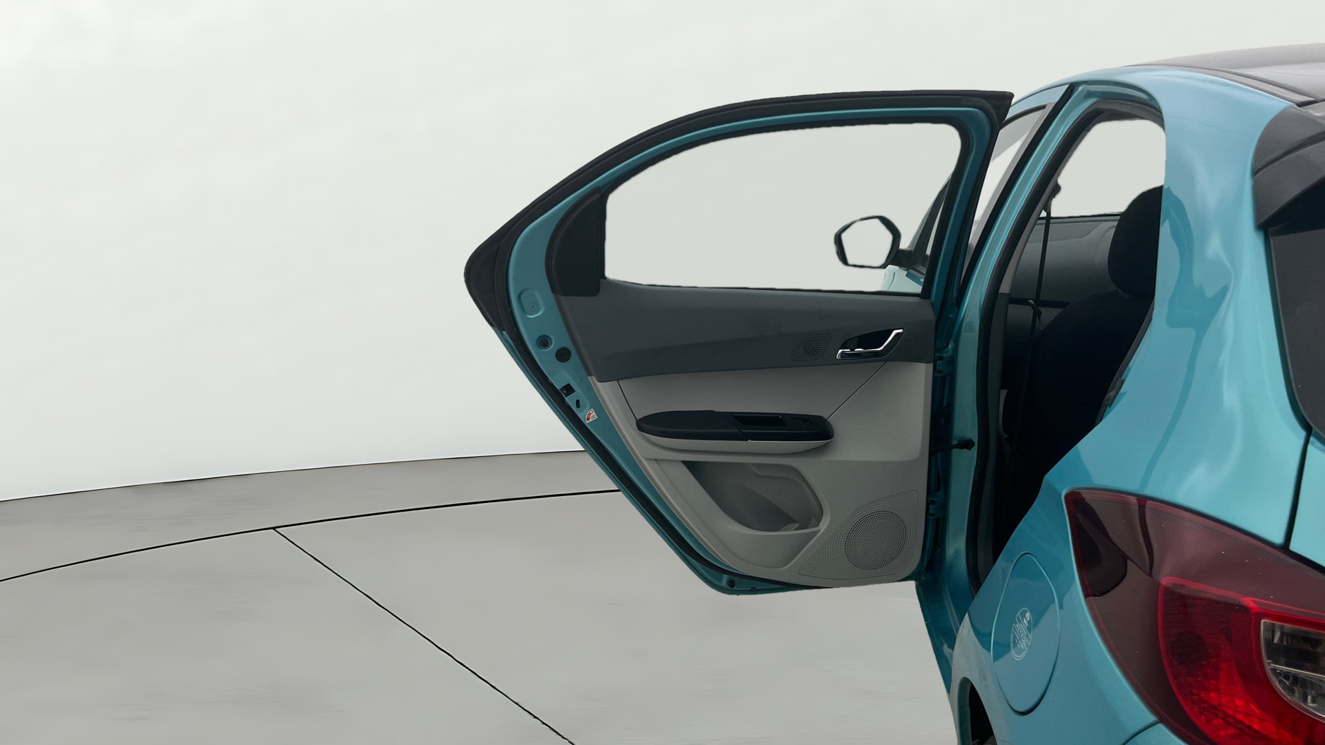 View 2025 Tata Tiago Revotorq XB Image 15 Used 2025 Tata Tiago Revotorq XB Image 15
