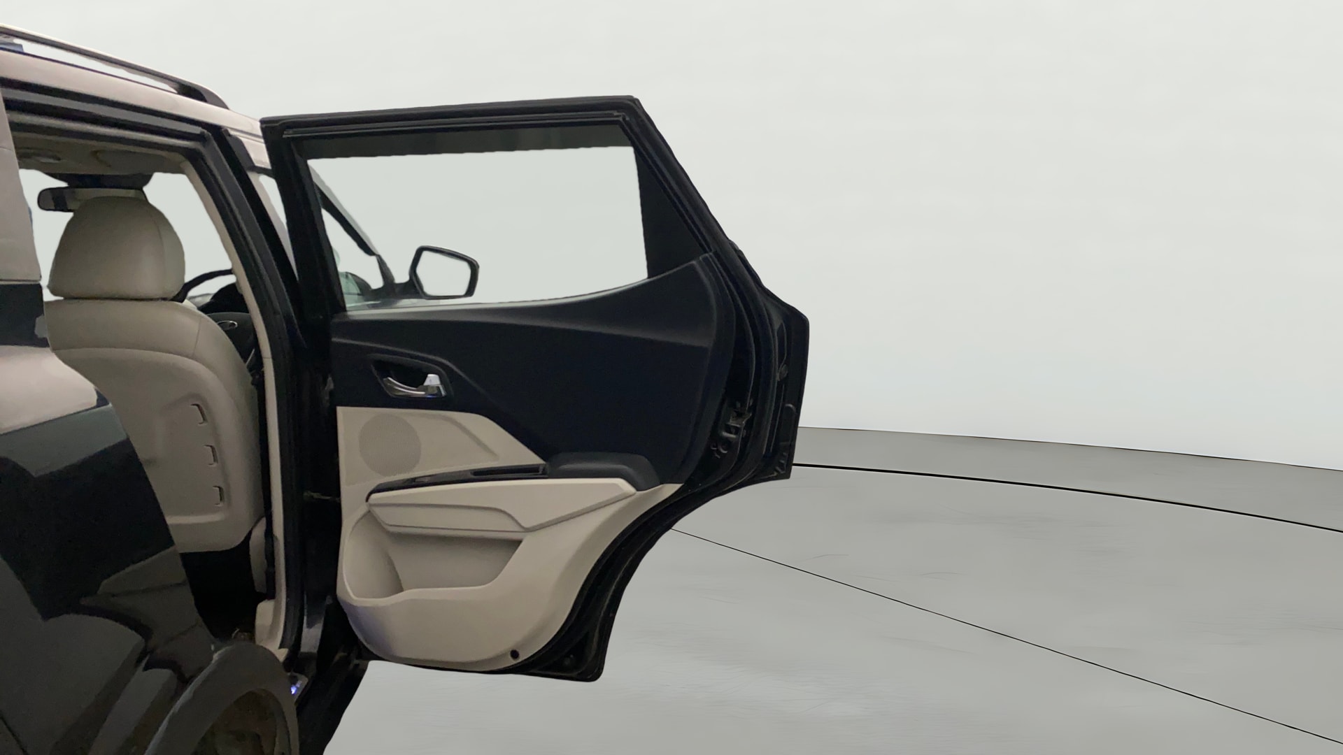 View 2019 Mahindra XUV300 W4 Petrol BS IV Image 6 Used 2019 Mahindra XUV300 W4 Petrol BS IV Image 6