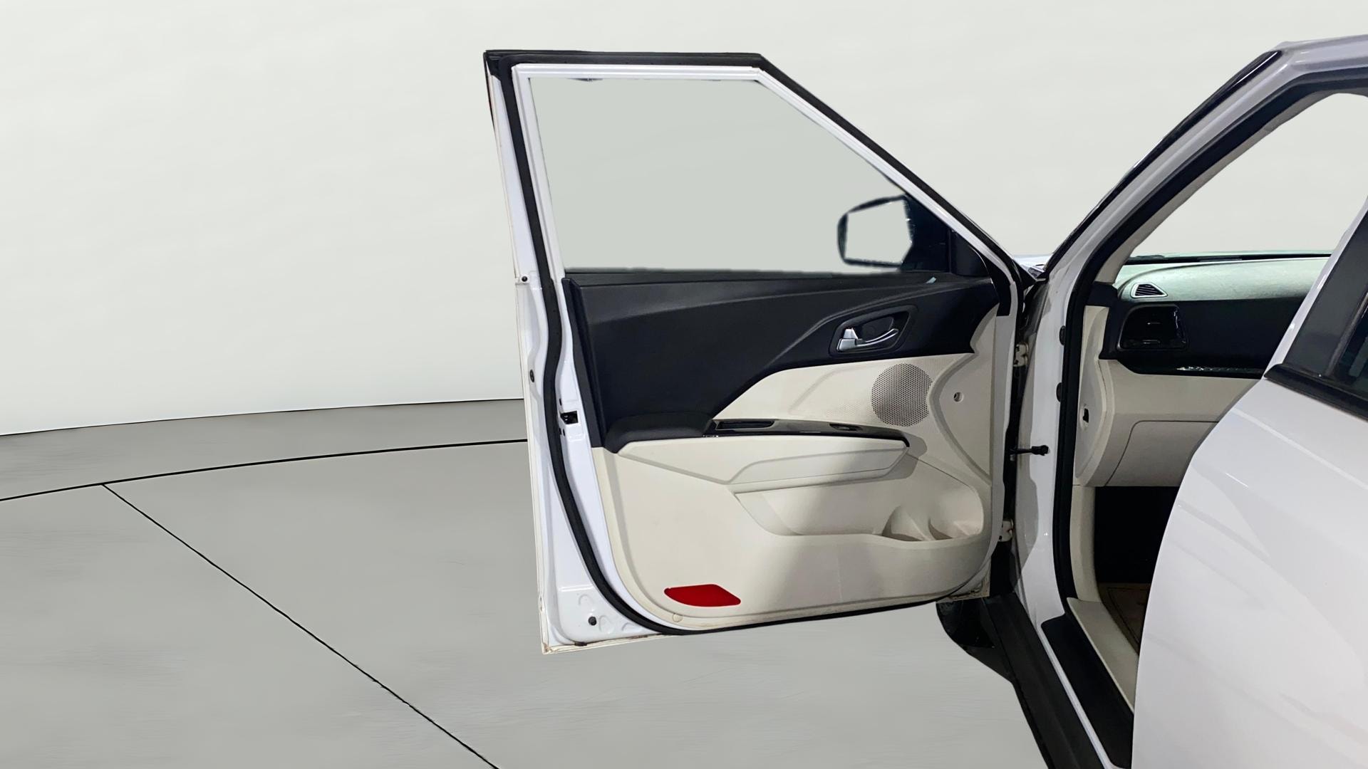 View 2024 Mahindra XUV 3XO AX5 1.2 L TCMPFi AT Image 39 Used 2024 Mahindra XUV 3XO AX5 1.2 L TCMPFi AT Image 39