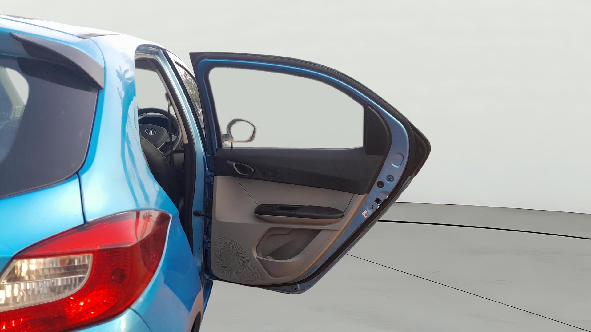 View 2016 Tata Tiago Revotorq XB Image 5 Used 2016 Tata Tiago Revotorq XB Image 5
