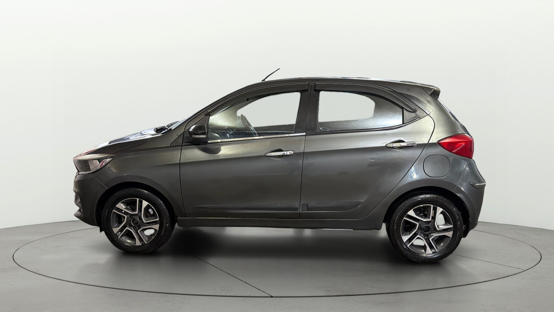 View 2020 Tata Tiago Revotorq XB Image 5 Used 2020 Tata Tiago Revotorq XB Image 5