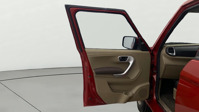 View Mahindra TUV300 Image 30 Used Mahindra TUV300 Image 30