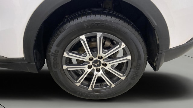 View Mahindra XUV700 Image 8 Used Mahindra XUV700 Image 8