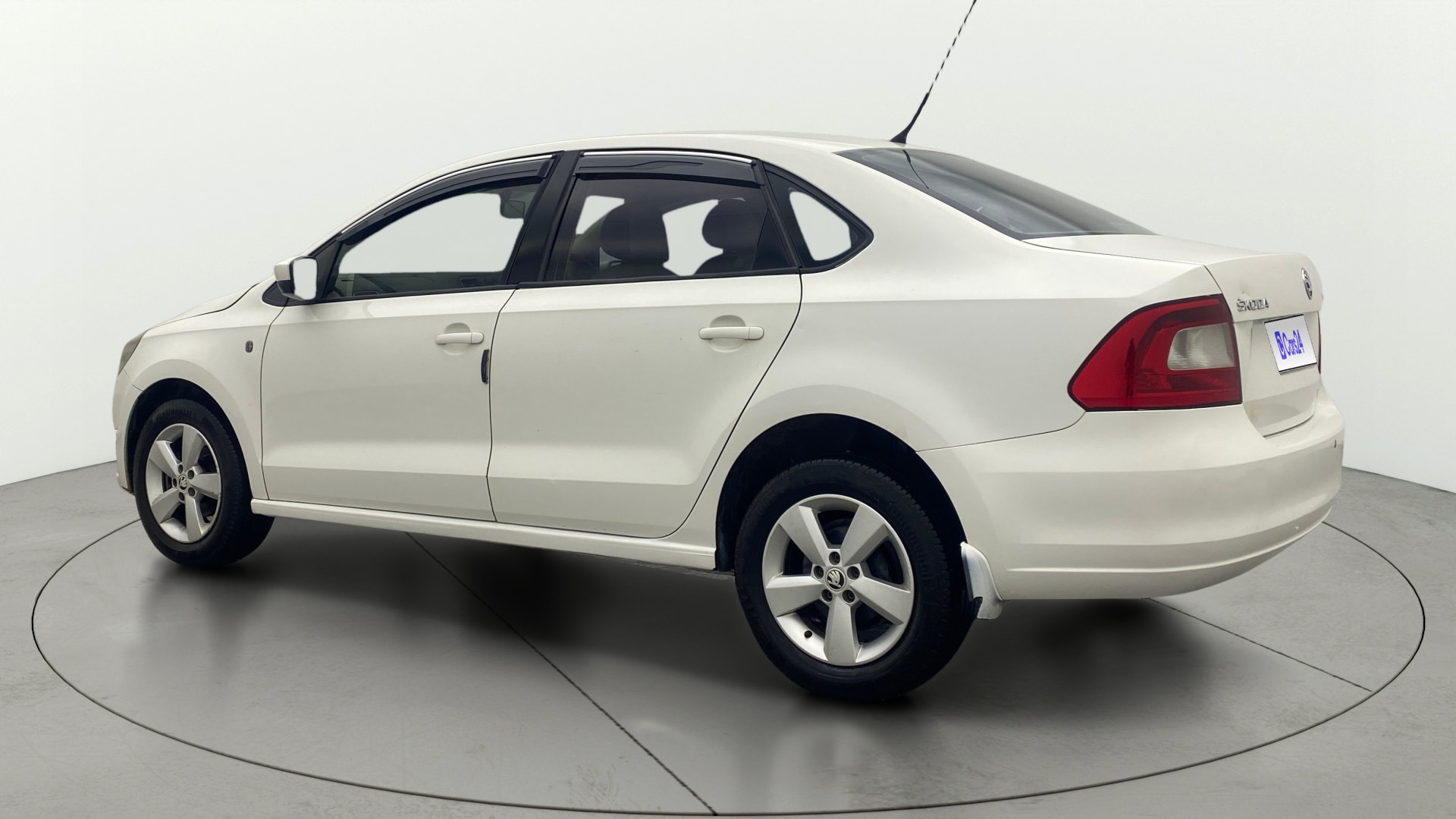 View 2015 Skoda Rapid 1.5 TDI CR Elegance AT Image 2 Used 2015 Skoda Rapid 1.5 TDI CR Elegance AT Image 2
