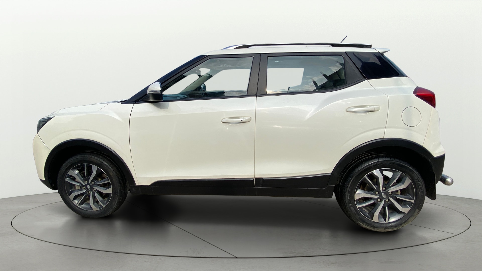 View 2019 Mahindra XUV300 W4 Petrol BS IV Image 6 Used 2019 Mahindra XUV300 W4 Petrol BS IV Image 6