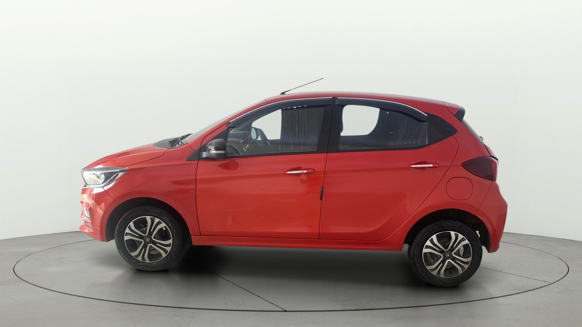 View 2024 Tata Tiago Revotorq XB Image 5 Used 2024 Tata Tiago Revotorq XB Image 5