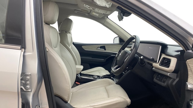 View Mahindra XUV700 Image 19 Used Mahindra XUV700 Image 19