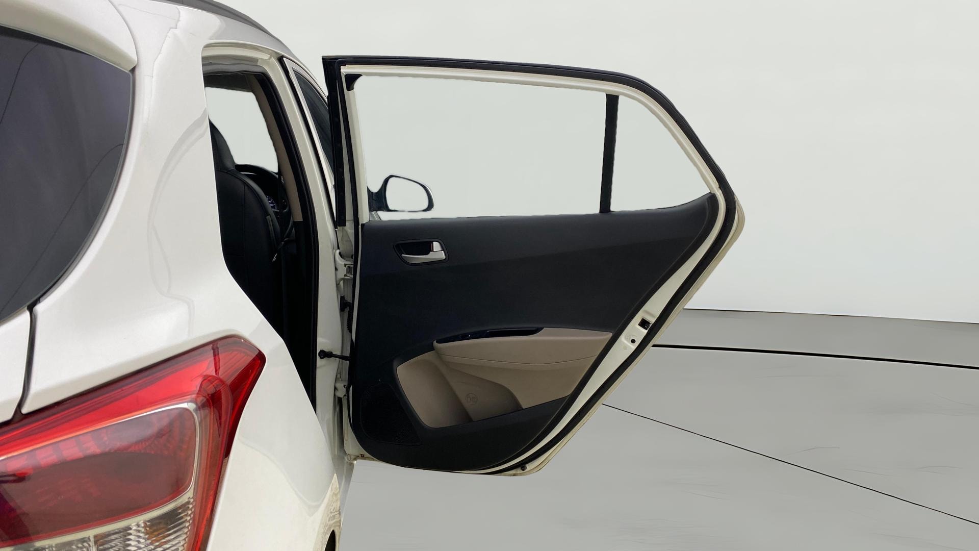 View 2015 Hyundai Grand i10 Sportz 1.2 Kappa Image 5 Used 2015 Hyundai Grand i10 Sportz 1.2 Kappa Image 5