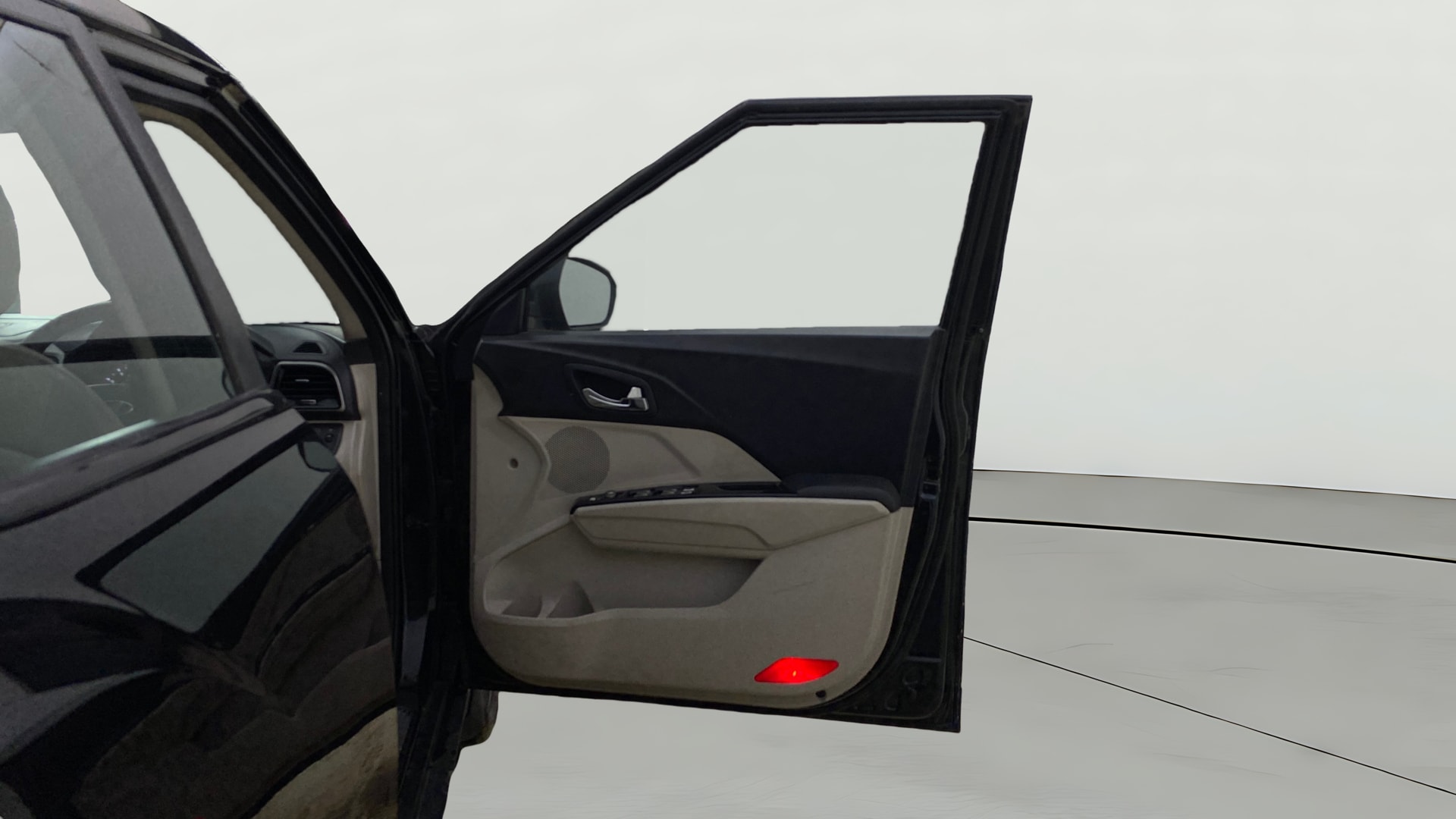 View 2019 Mahindra XUV300 W4 Petrol BS IV Image 48 Used 2019 Mahindra XUV300 W4 Petrol BS IV Image 48