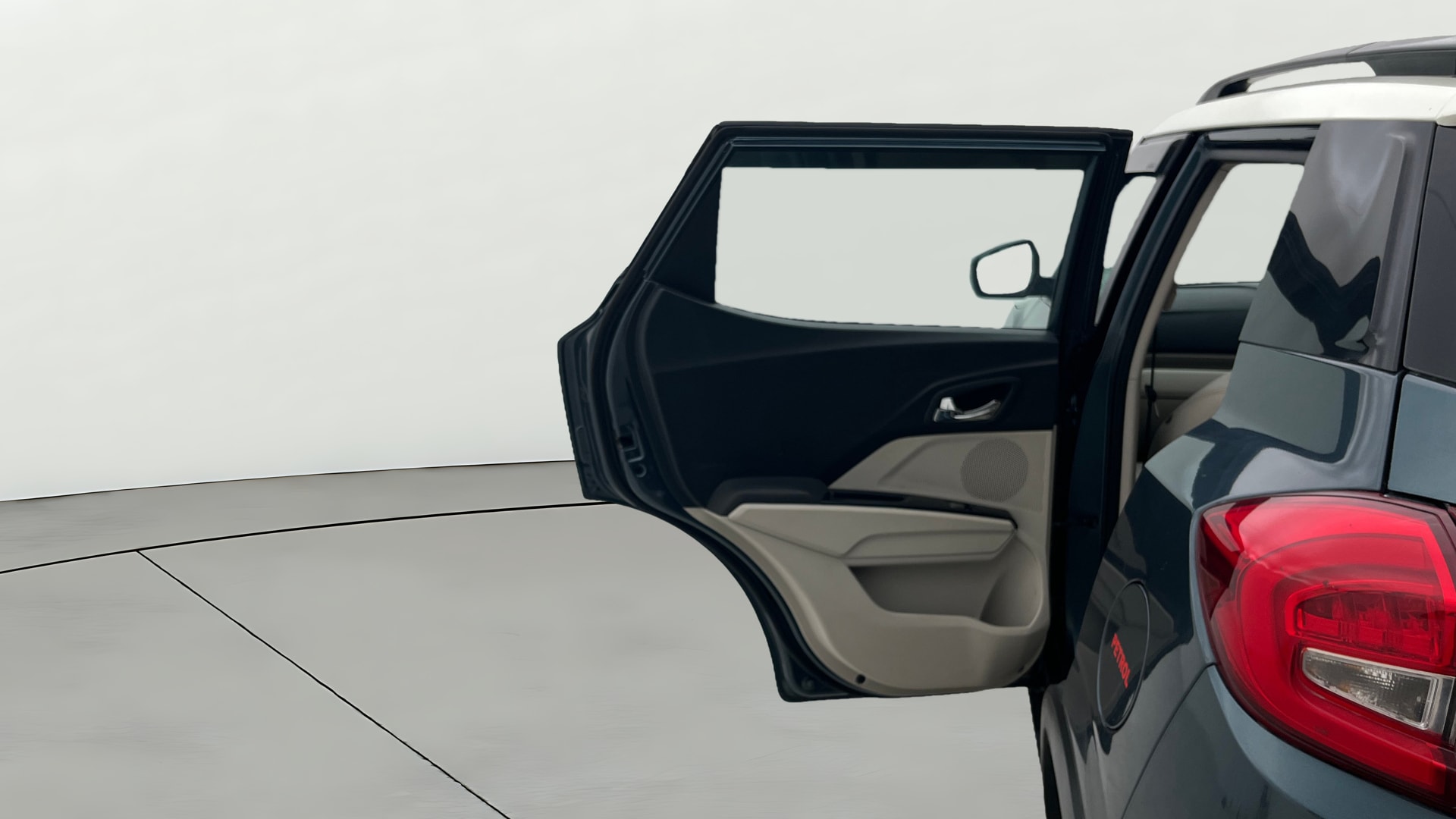 View 2021 Mahindra XUV300 W4 Petrol BS IV Image 15 Used 2021 Mahindra XUV300 W4 Petrol BS IV Image 15