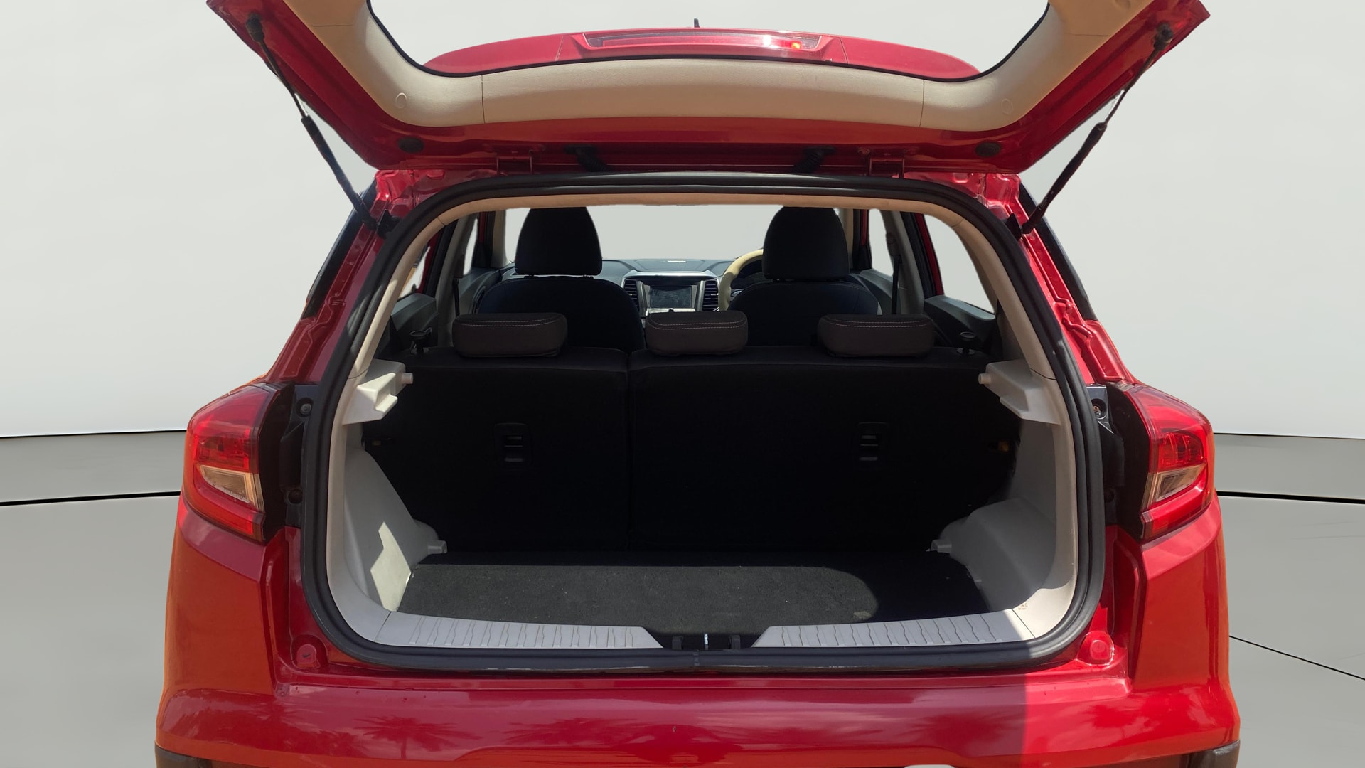 View 2019 Mahindra XUV300 W4 Petrol BS IV Image 37 Used 2019 Mahindra XUV300 W4 Petrol BS IV Image 37