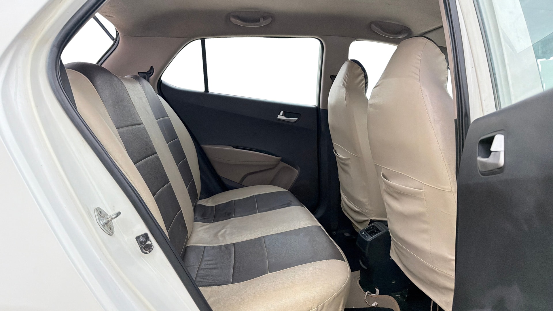 View 2015 Hyundai Grand i10 Sportz 1.2 Kappa Image 33 Used 2015 Hyundai Grand i10 Sportz 1.2 Kappa Image 33