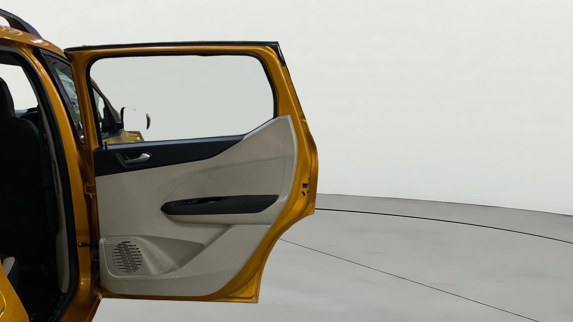 View 2019 Renault Triber RXZ Image 5 Used 2019 Renault Triber RXZ Image 5