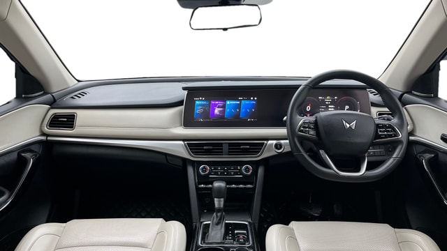 View Mahindra XUV700 Image 32 Used Mahindra XUV700 Image 32