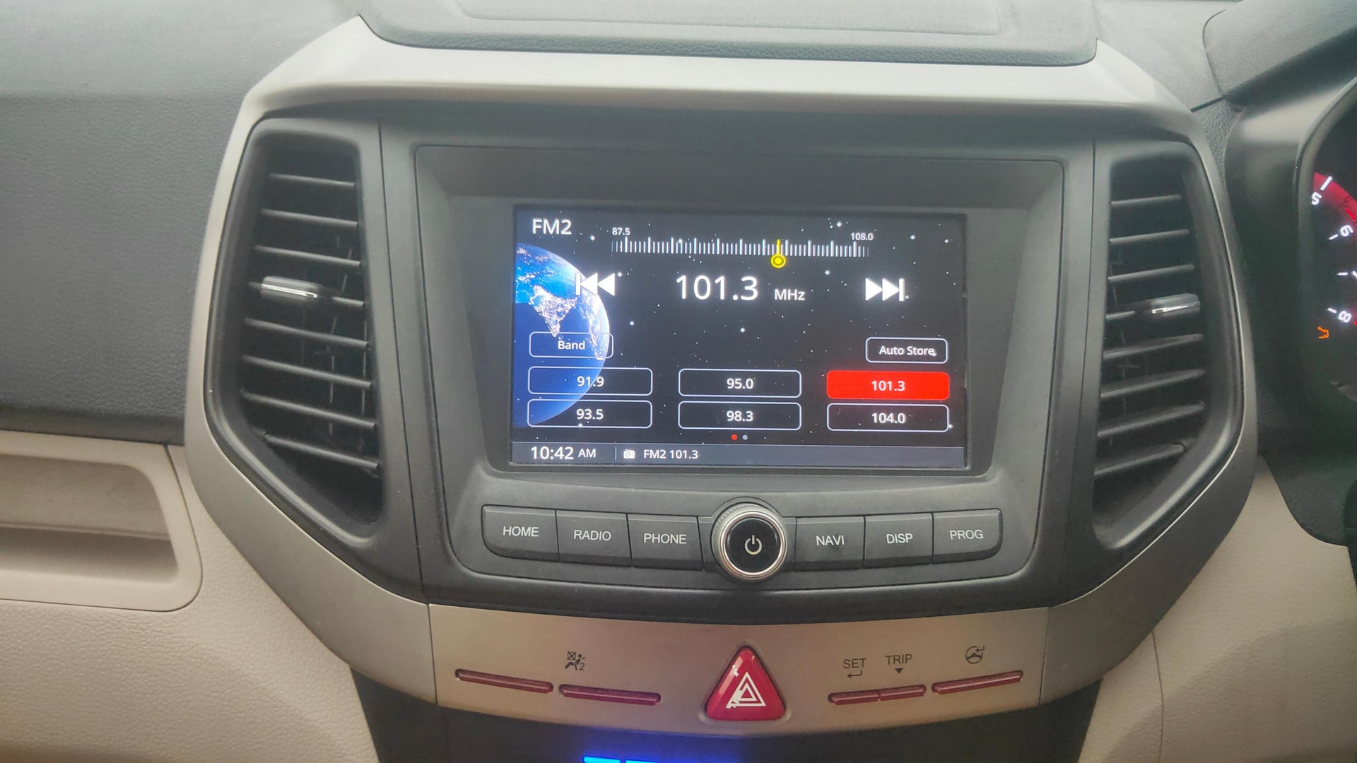 View 2019 Mahindra XUV300 W4 Petrol BS IV Image 30 Used 2019 Mahindra XUV300 W4 Petrol BS IV Image 30