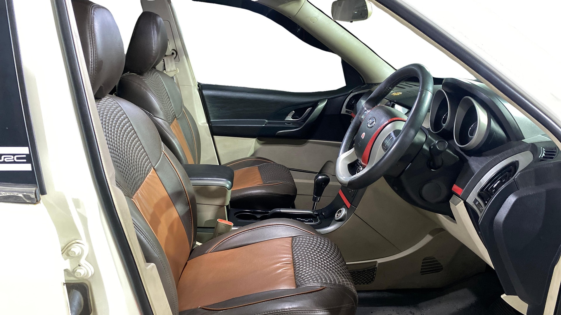 View 2018 Mahindra XUV500 G AT Image 28 Used 2018 Mahindra XUV500 G AT Image 28