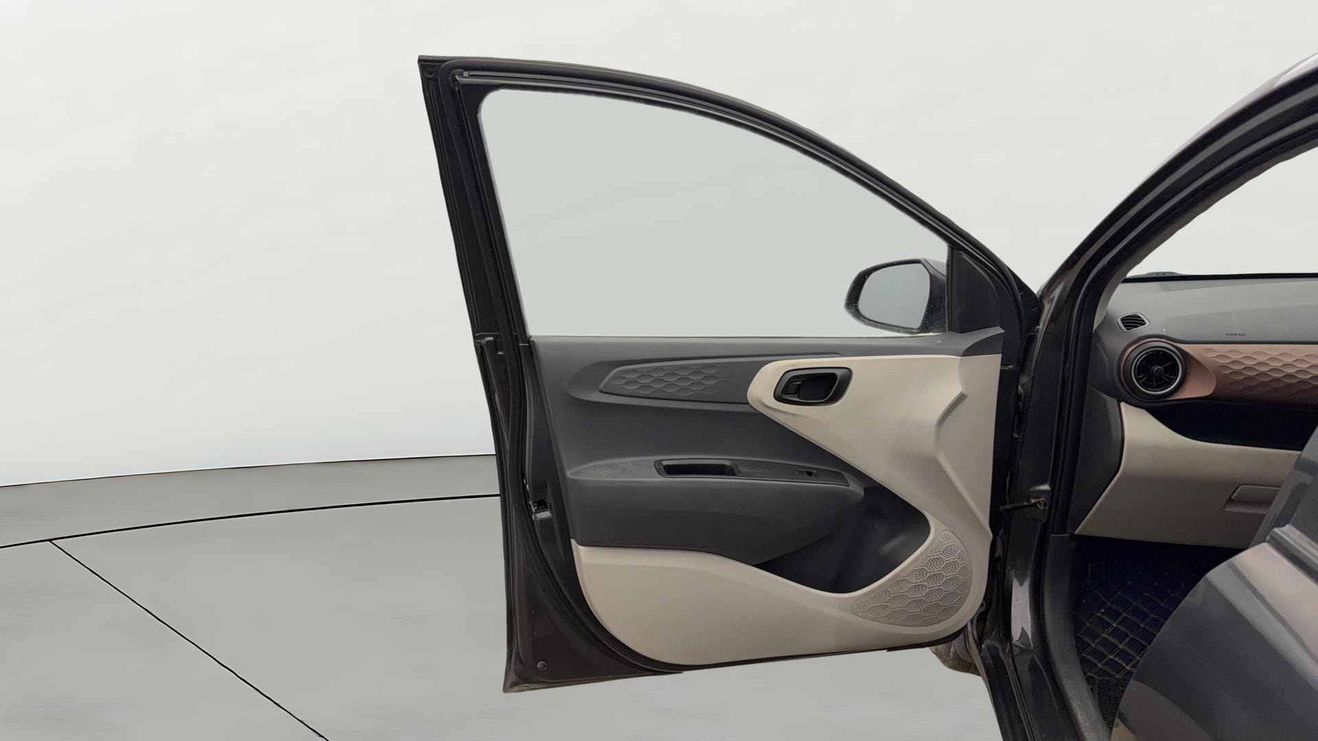 View 2023 Hyundai Aura SX MT CNG Image 30 Used 2023 Hyundai Aura SX MT CNG Image 30