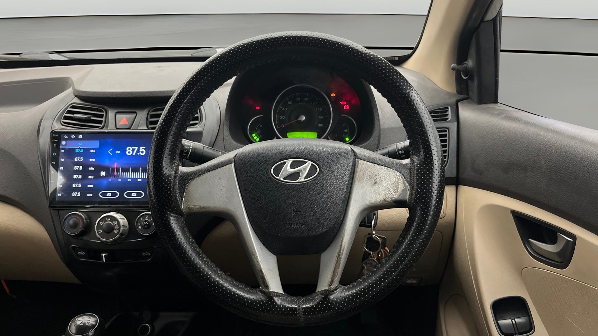 View 2014 Hyundai EON Sportz Image 12 Used 2014 Hyundai EON Sportz Image 12