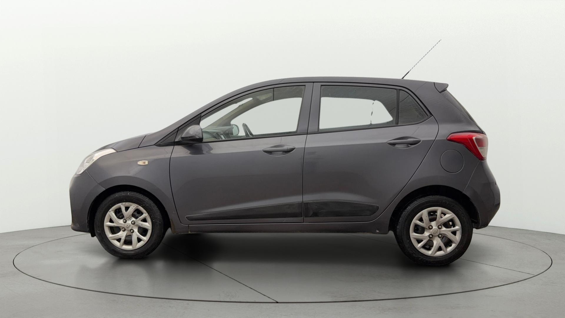 View 2018 Hyundai Grand i10 1.2 Magna Petrol AT Image 5 Used 2018 Hyundai Grand i10 1.2 Magna Petrol AT Image 5