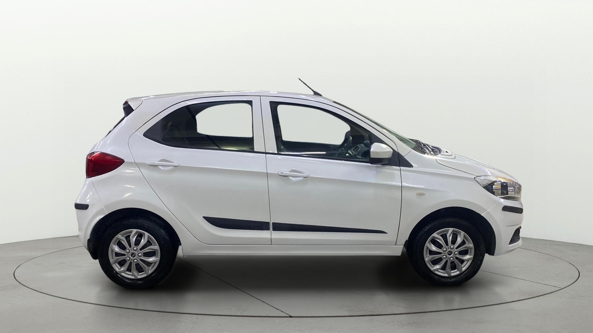 View 2017 Tata Tiago Revotorq XB Image 8 Used 2017 Tata Tiago Revotorq XB Image 8