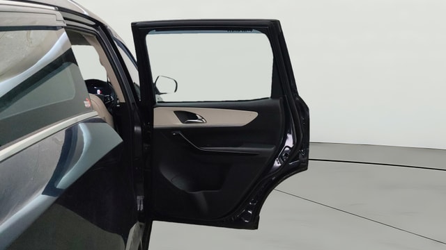 View Mahindra XUV700 Image 6 Used Mahindra XUV700 Image 6