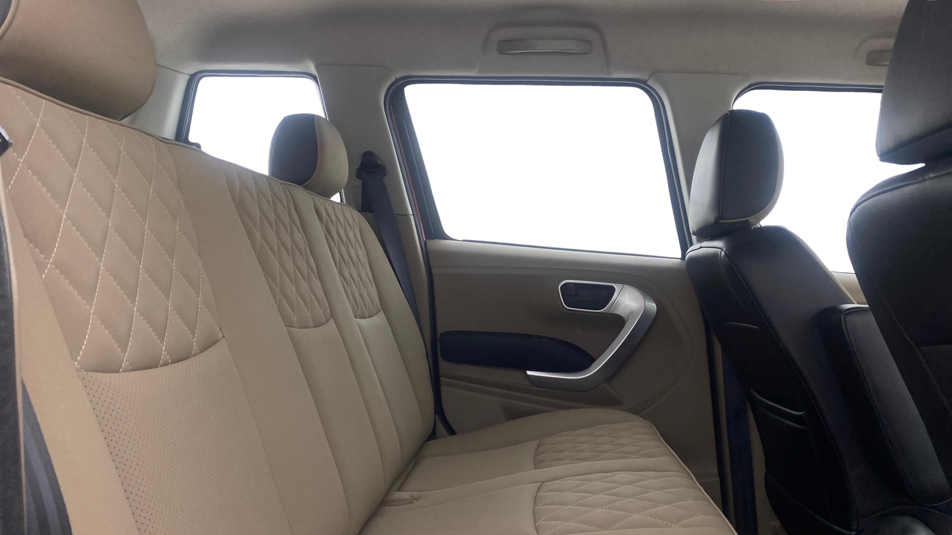 View 2018 Mahindra TUV300 T10 100HP Image 28 Used 2018 Mahindra TUV300 T10 100HP Image 28