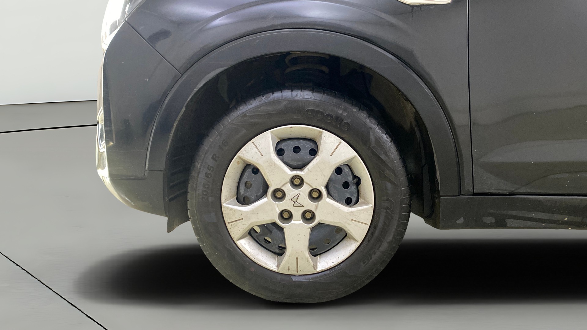 View 2024 Mahindra XUV300 W4 Petrol BS IV Image 28 Used 2024 Mahindra XUV300 W4 Petrol BS IV Image 28