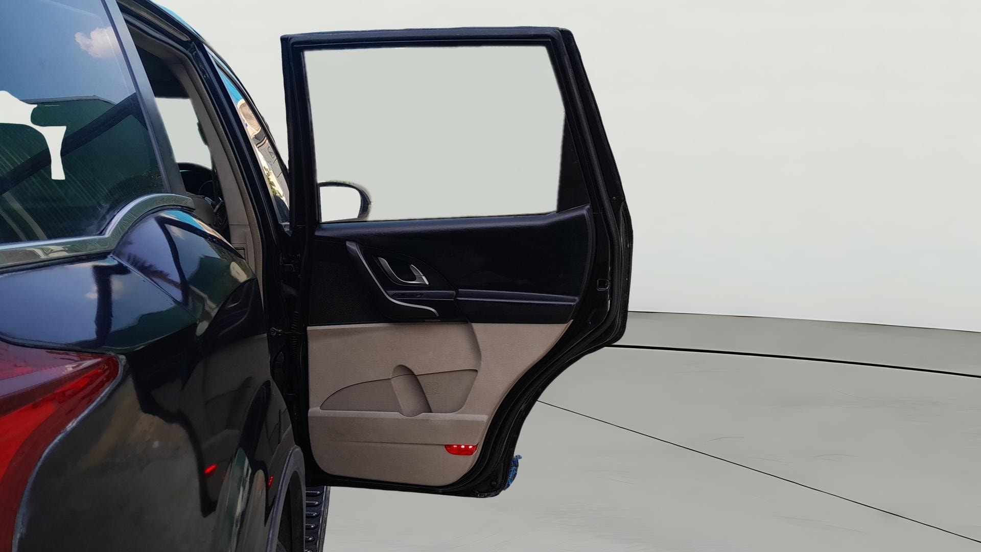 View 2015 Mahindra XUV500 W10 FWD Image 6 Used 2015 Mahindra XUV500 W10 FWD Image 6