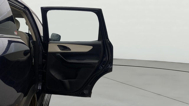 View Mahindra XUV700 Image 7 Used Mahindra XUV700 Image 7