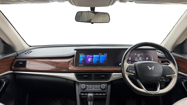 View Mahindra XUV700 Image 31 Used Mahindra XUV700 Image 31