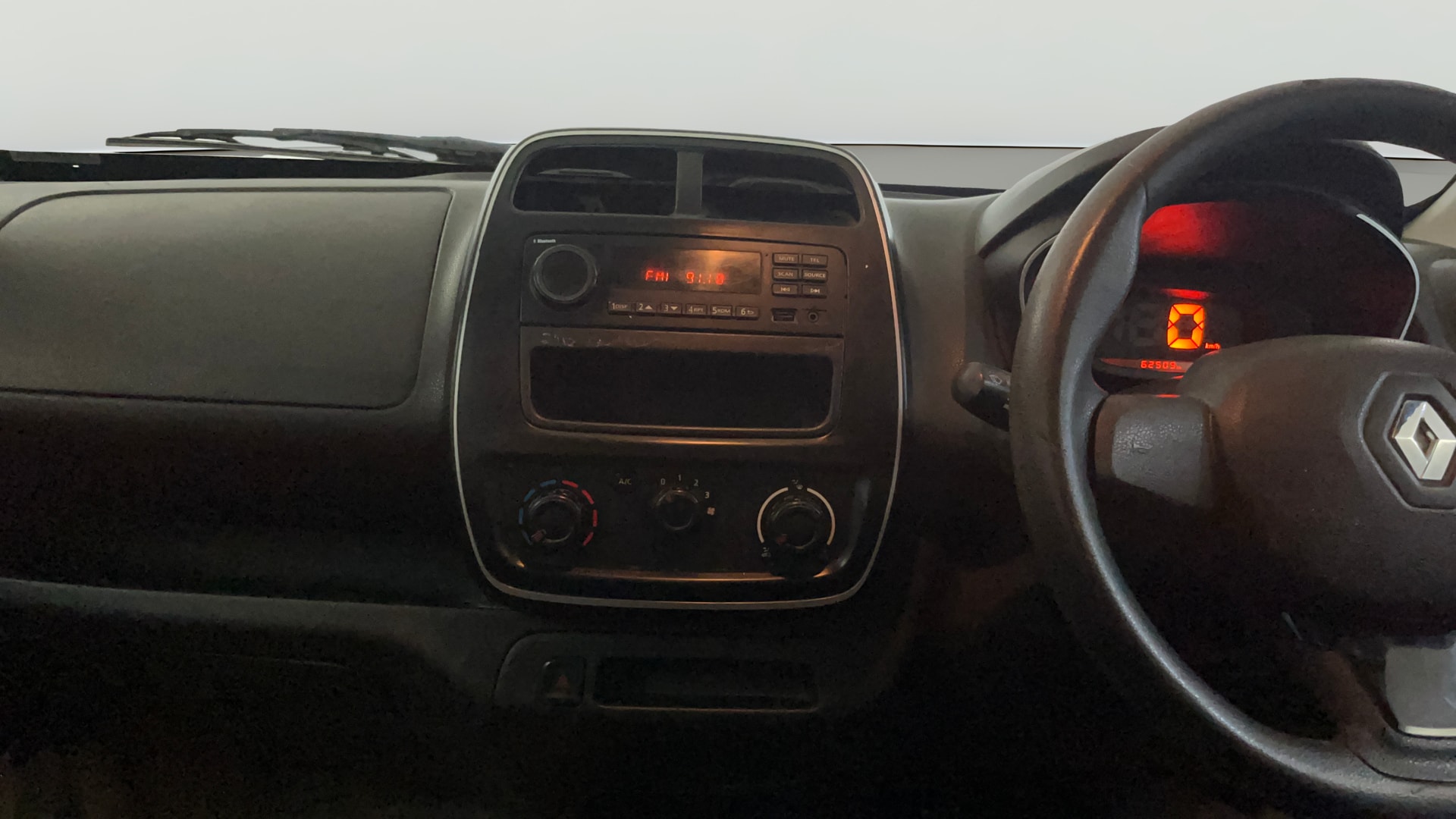 View 2018 Renault Kwid RXL Image 17 Used 2018 Renault Kwid RXL Image 17
