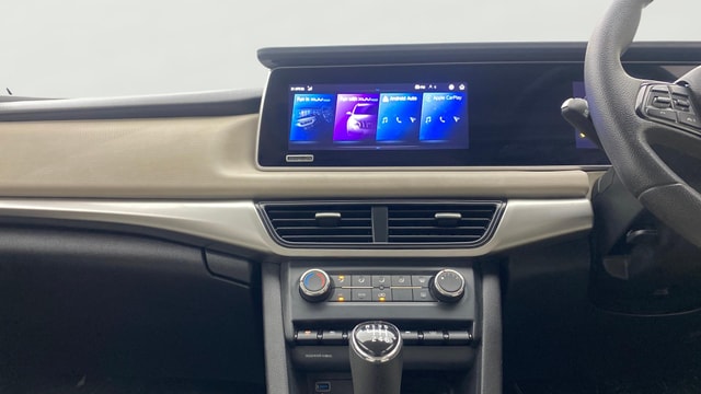 View Mahindra XUV700 Image 17 Used Mahindra XUV700 Image 17