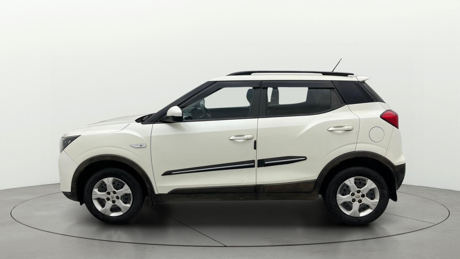 View 2019 Mahindra XUV300 W4 Petrol BS IV Image 5 Used 2019 Mahindra XUV300 W4 Petrol BS IV Image 5